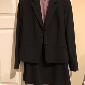 Jones New York 2-piece skirt suit, Size 10, Black with pink dots.